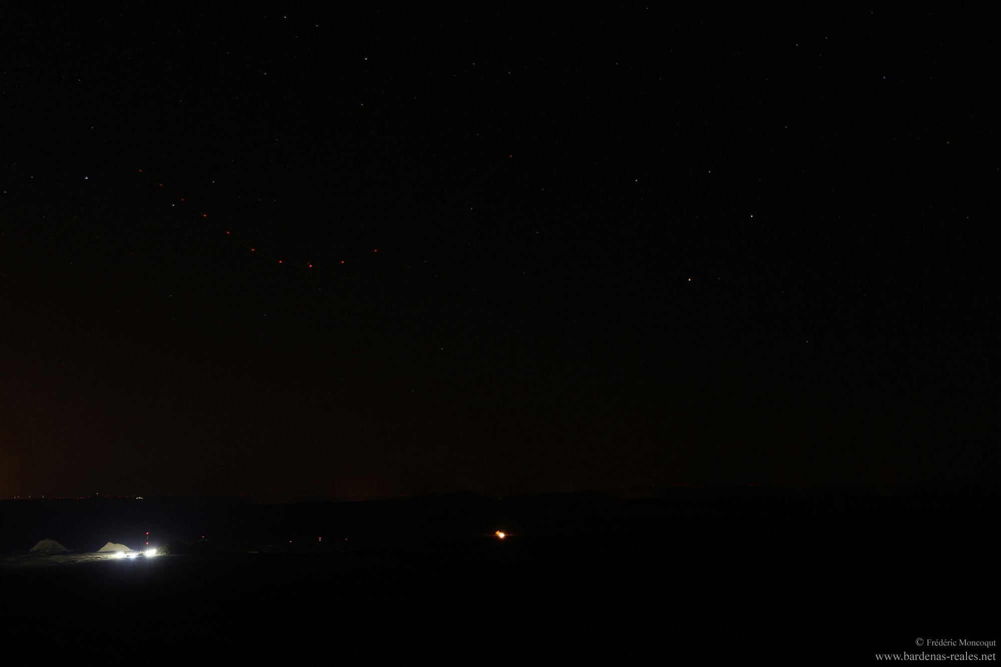 Avion militaire dans le ciel nocturne des Bardenas.