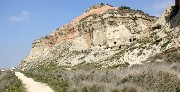 Falaise à Arguedas, percée de multiples grottes.