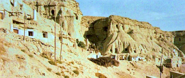 Grottes anciennement habitées à Arguedas.