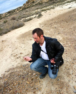 Frdric Moncoqut cherche des fossiles dans les Bardenas.