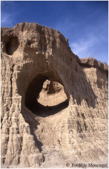 Trou dans la falaise.