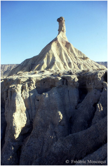 Castildetierra au bord du ravin.