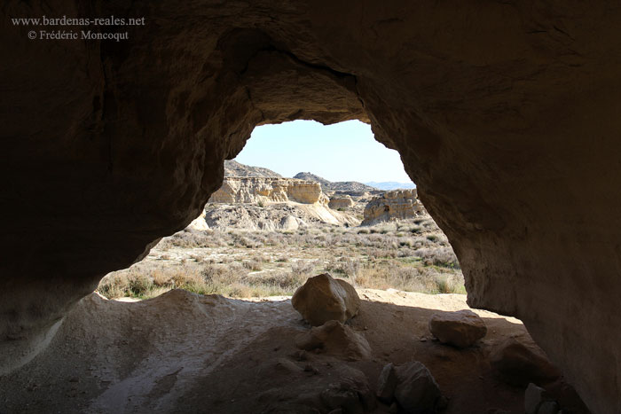 Une grotte.