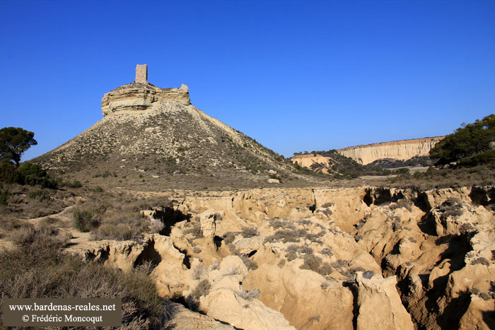 Tour fortifie au sommet de la colline.