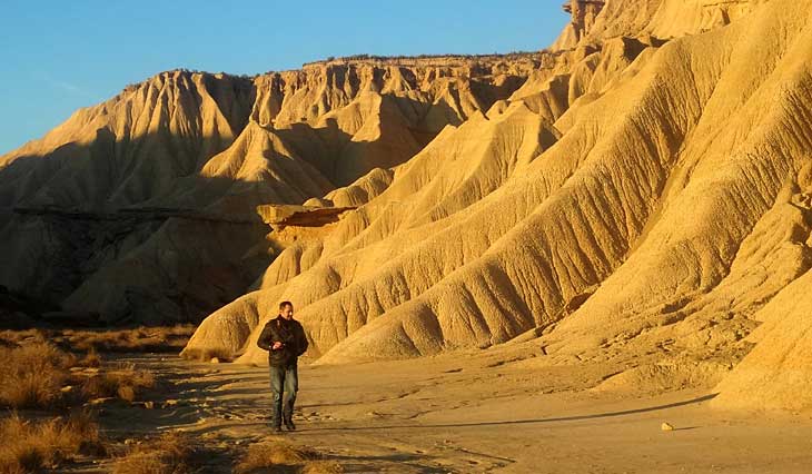 Frdric Moncoqut marche seul dans le dsert des Bardenas Reales.