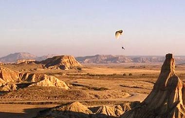 Paramoteur dans les Bardenas