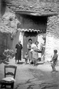 Une famille devant une grotte.