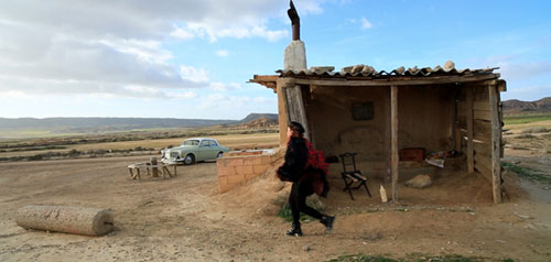 La chanteuse près de la maisonnette de Pancho.