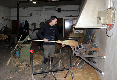 Dans la fabrique de escobas de la famille Mendi.