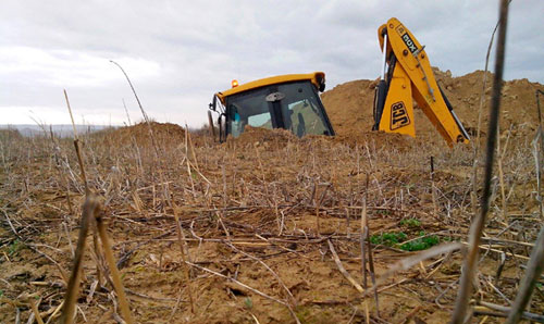 Le tracteur creuse.