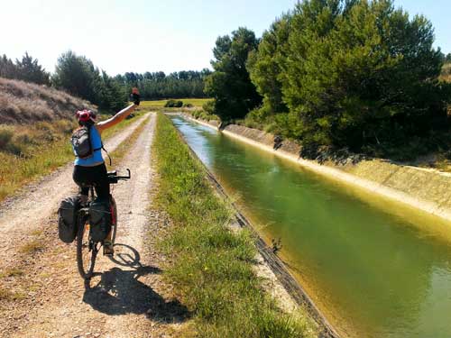 Vététiste près du canal.