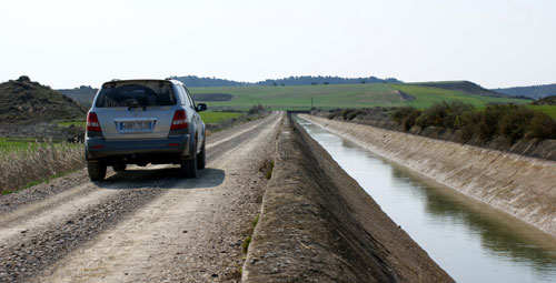 Le canal qui longe les Bardenas.