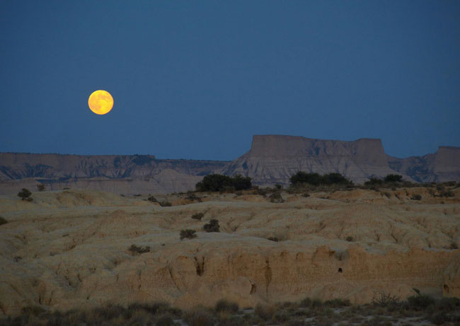 La lune dans les Bardenas.