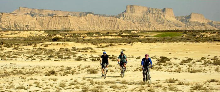 Trois vététistes dans le désert.