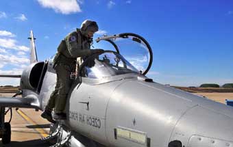 Un pilote et son avion.