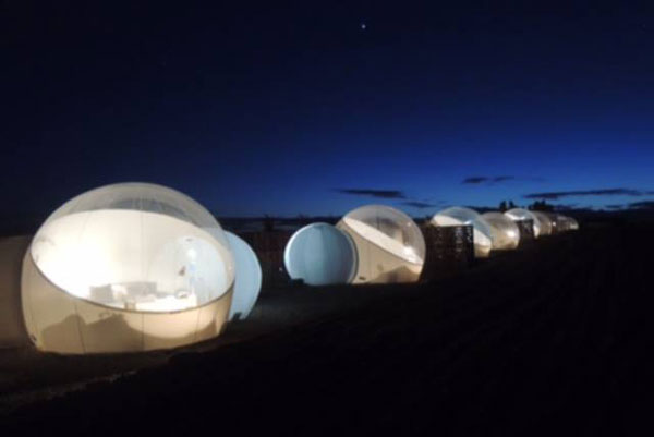 Les bulles de l'hotel la nuit.