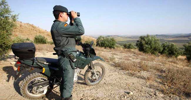 Un policier observe.