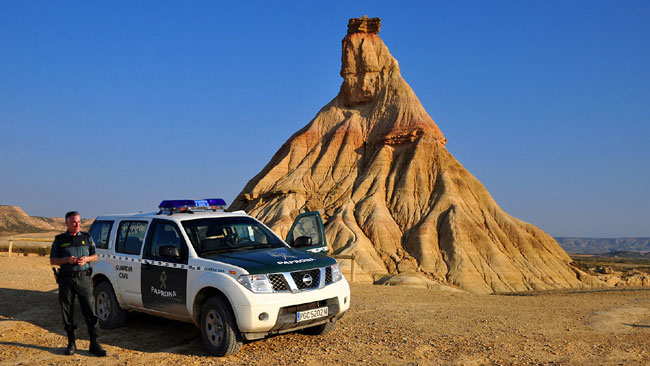 Un agent de la Paprona pose prs du Castildetierra