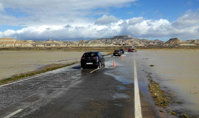 La route est coupée par la montée des eaux.