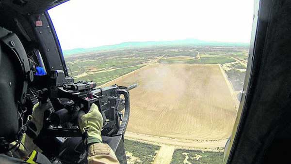 Un militaire dans l'hélicoptère.