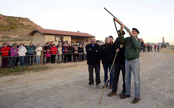 Le rituel, un coup de fusil est tir en l'air.