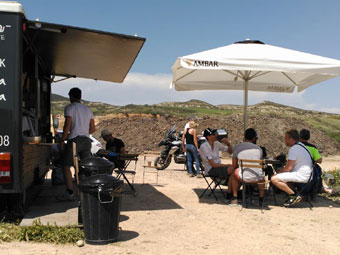 Touristes en train de manger.