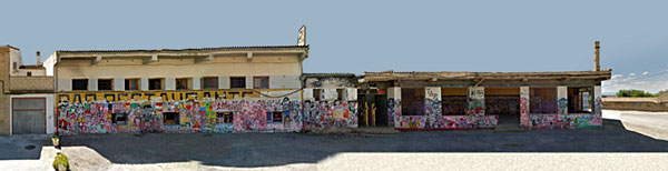 Le vieux batiment où elle peind.