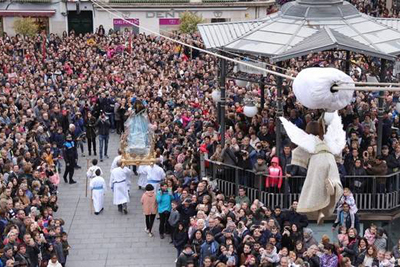 L'ange s'leance vers la foule.