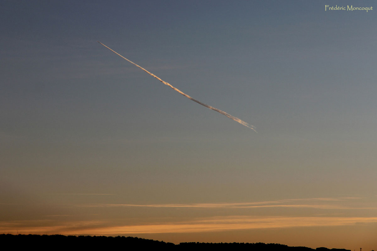 Etrange trane de condensation dans le ciel des Bardenas Reales.