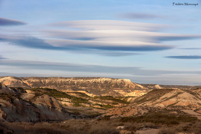 Nuages lenticulaires au-dessus des reliefs bardeneros.