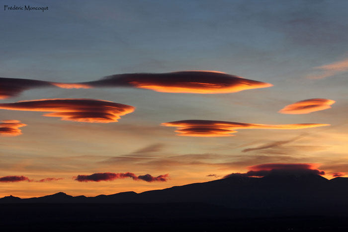 Nuages lenticulaires avec  l'horizon le mont Moncayo.