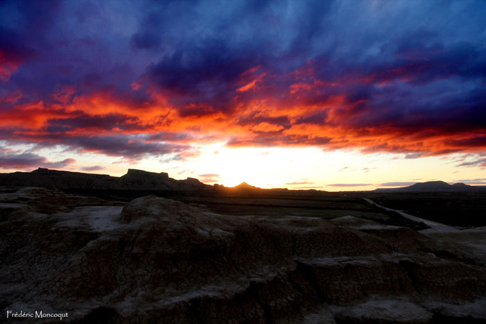 Superbe lever de soleil sur le dsert des Bardenas Reales.