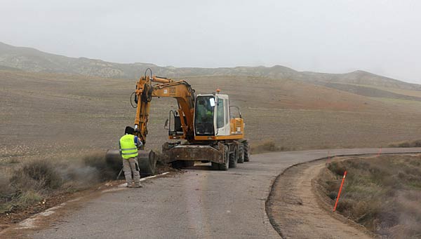 Travaux route dsert des Bardenas.