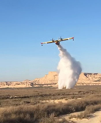 Canadair dans le ciel des Bardenas.