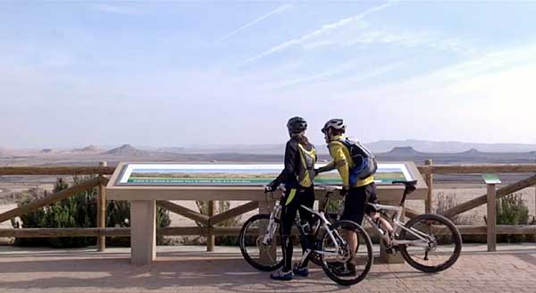 Touristes au mirador de la Bardena Blanca.