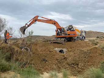 Travaux de reconstruction dans le désert des Bardenas.