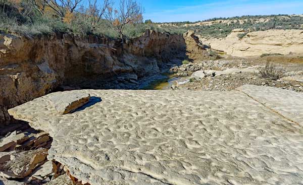 Rides de courant visibles sur la dalle.