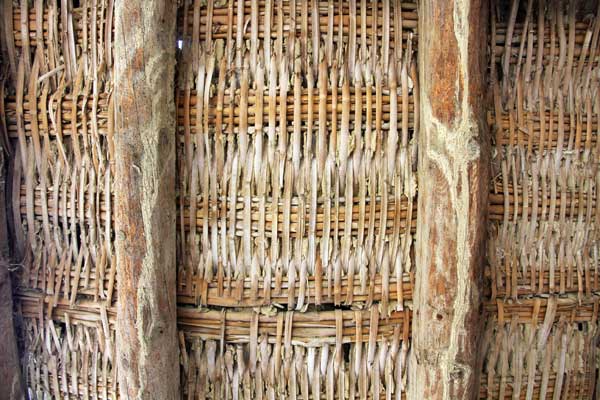 Nattes de roseaux positionnes sous les tuiles.
