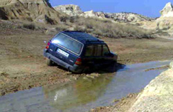 Un jeep au fond d'un ravin.