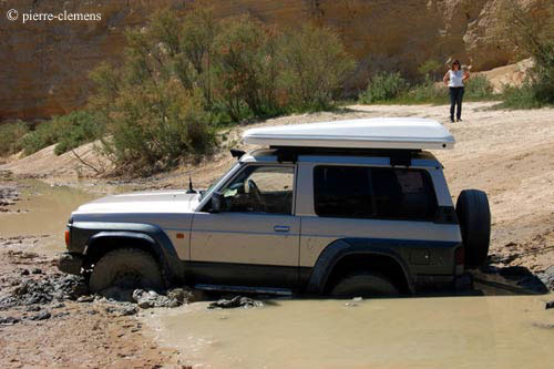 Un Nissan Patrol, lui aussi bloqu.