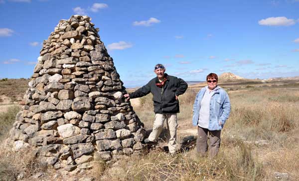 Cairn géant construit par l'armée.