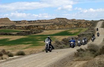 Les motards dans le désert.