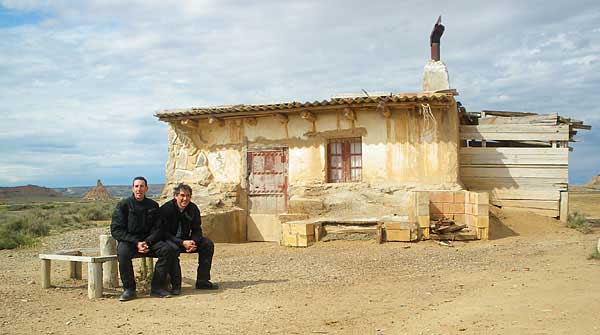 Pose près d'une maisonnette.