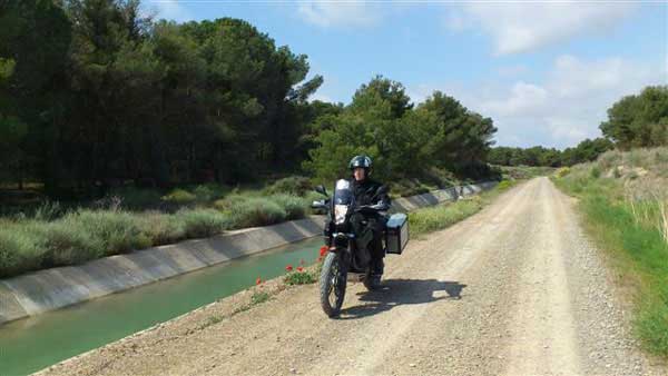 Sur la piste, près d'un canal.