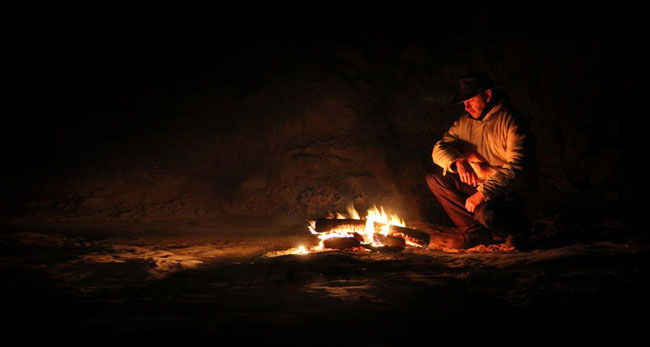 Bivouac prs du feu de camp