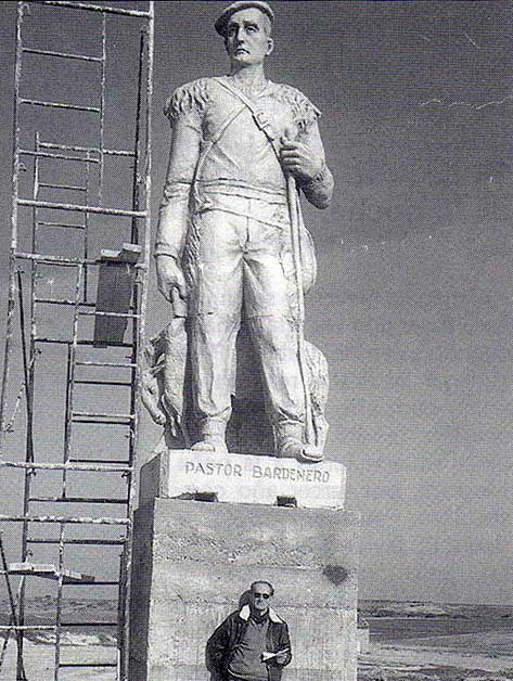 La grande statue du berger avec son crateur.