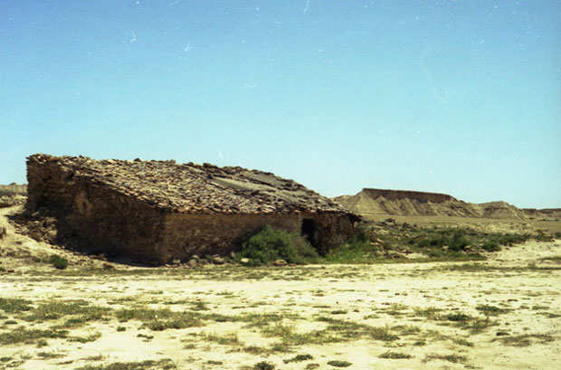 Une maisonnette en ruine.