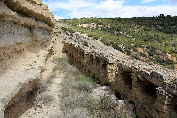 Un long mur.